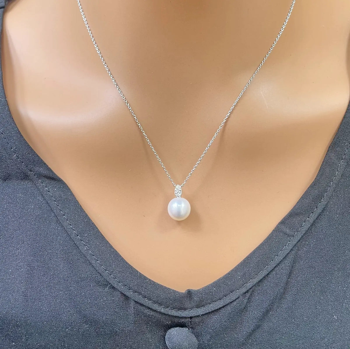 18ct Gold Natural Freshwater Pearl & Diamond Pendant Necklace 0.05ct 17 Inches 