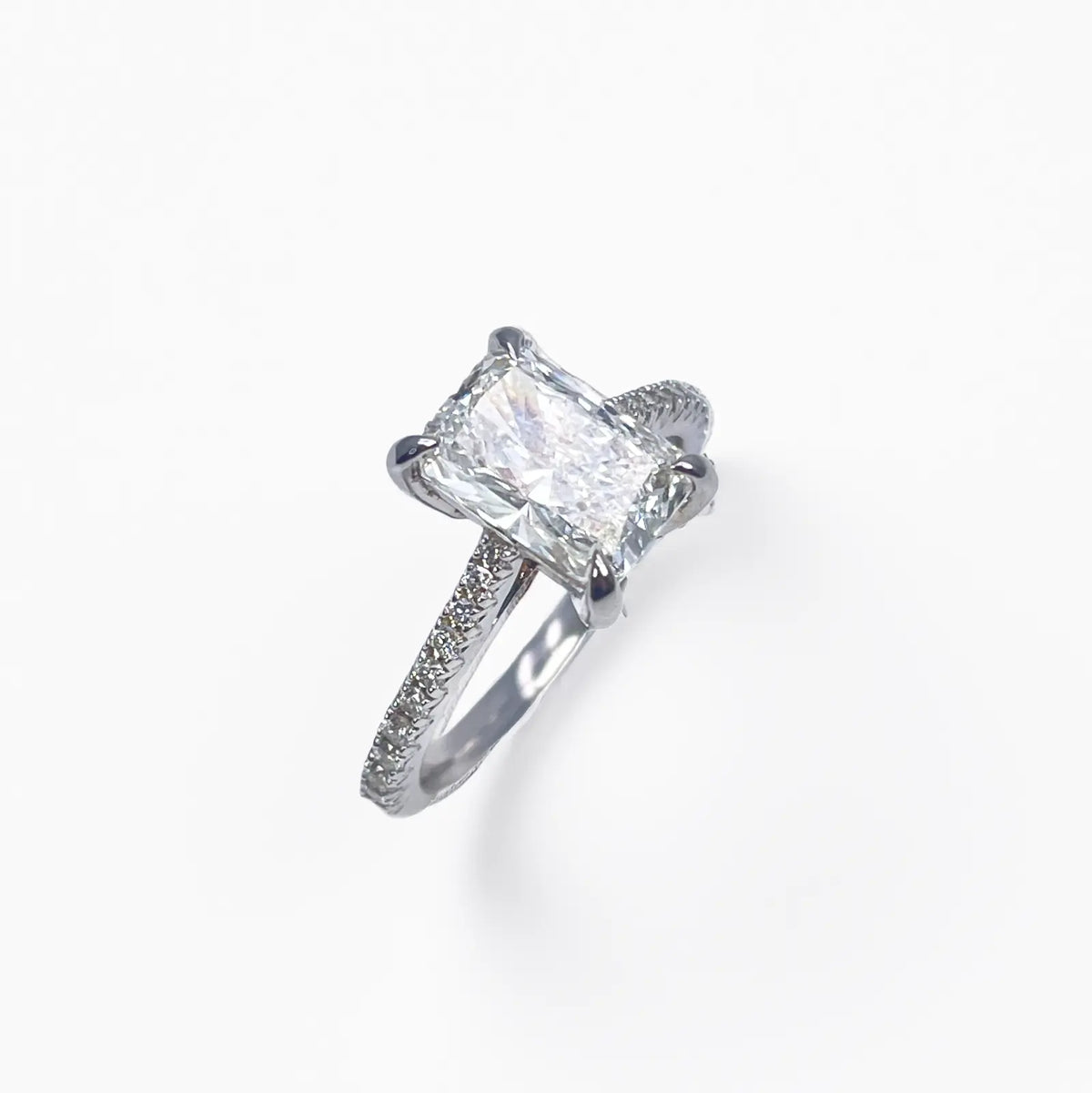18ct White Gold 4-Claw Lab Grown Radiant Diamond Engagement Ring 2.28ct GIA  Diamond Ring