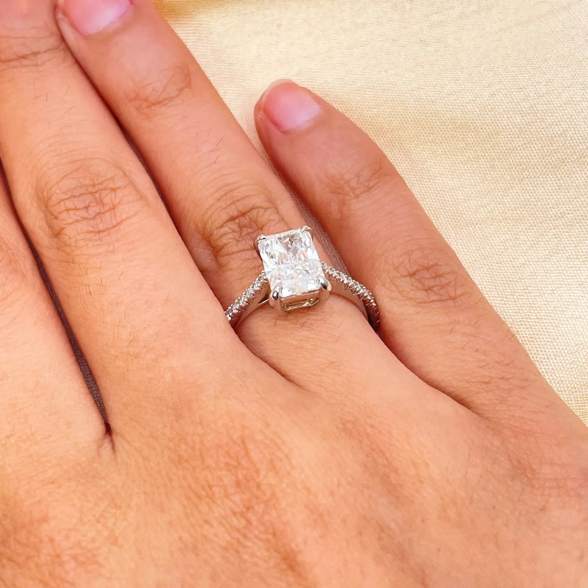 18ct White Gold 4-Claw Lab Grown Radiant Diamond Engagement Ring 2.28ct GIA  Diamond Ring