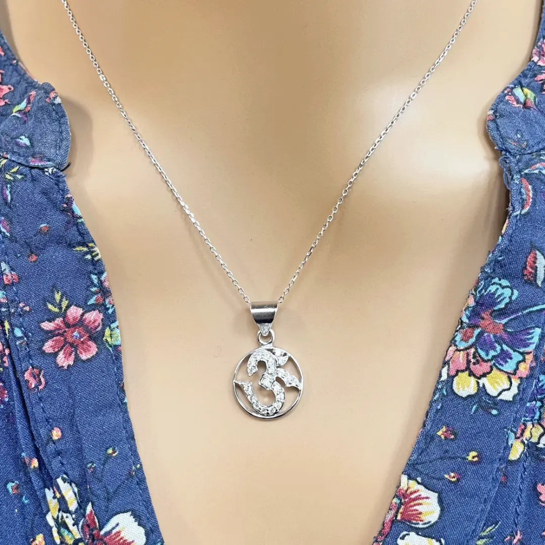 18ct White Gold Round Classic OM Cubic Zirconia Pendant 13.7mm Width 