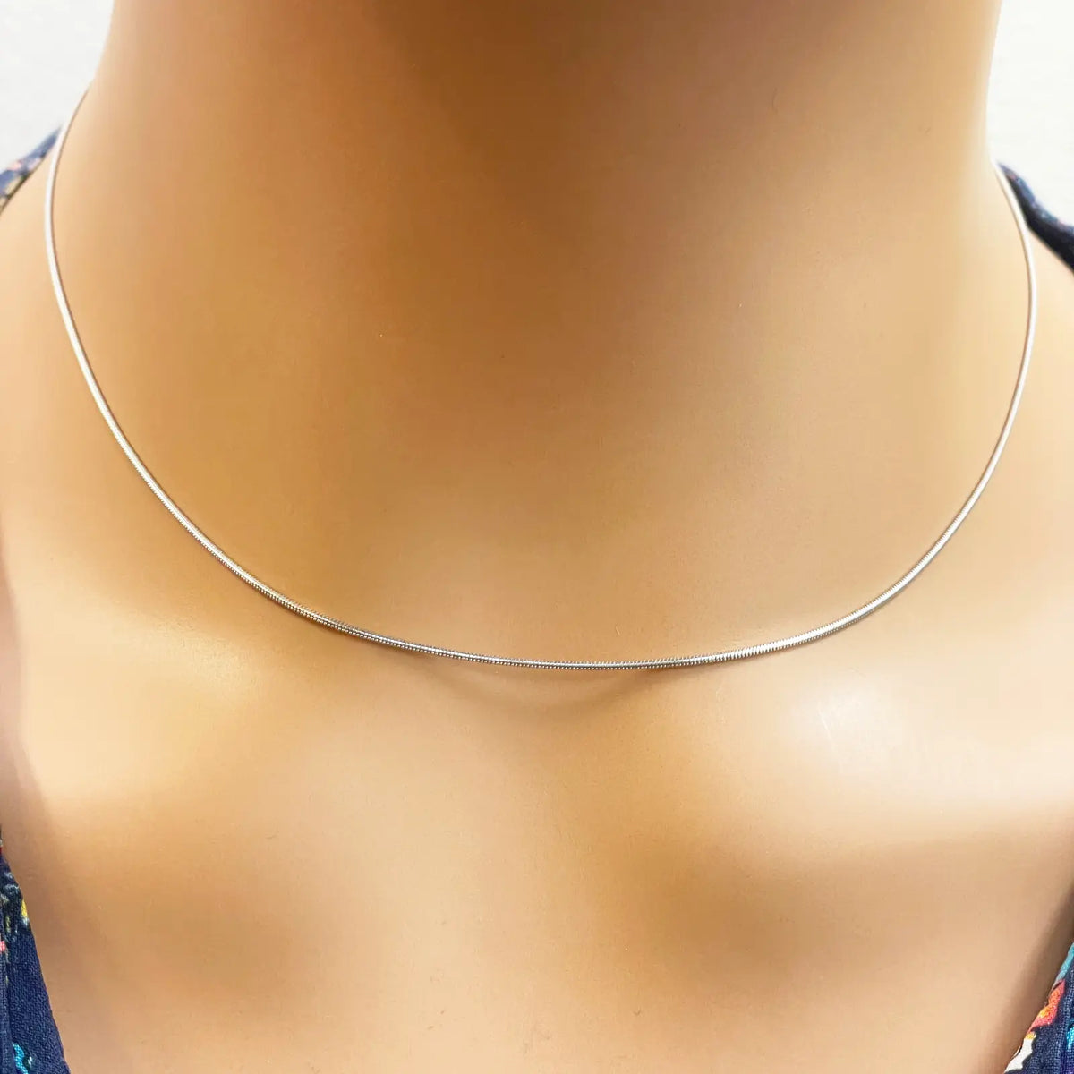 18ct White Gold Snake Necklace 16  Gold Chain