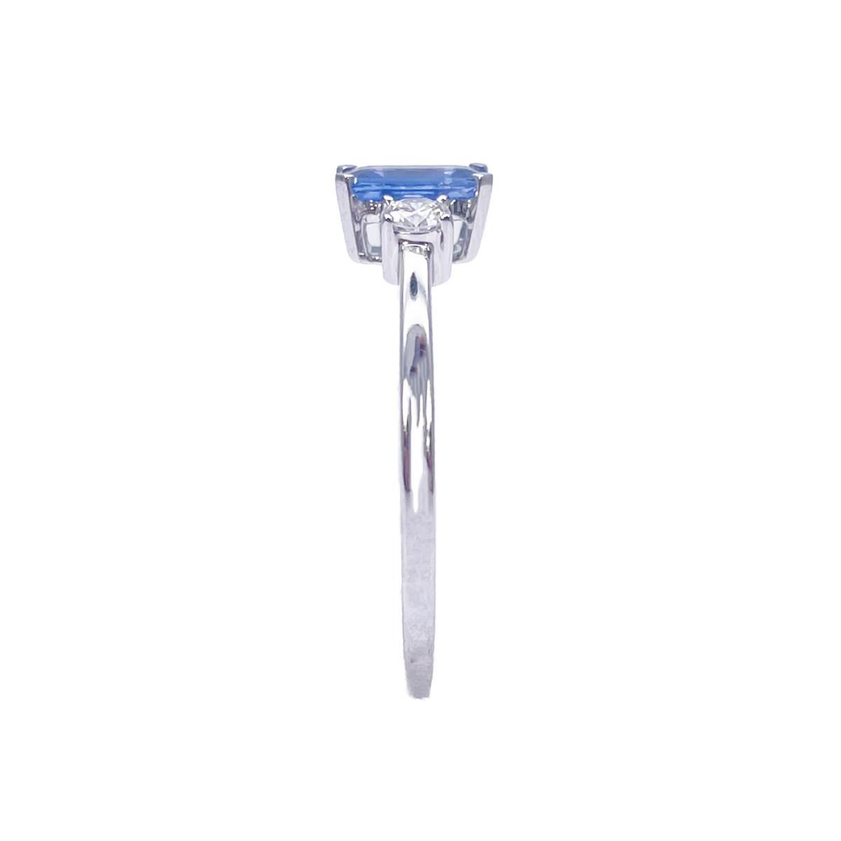 18-karaats gouden ring met saffier en diamant, natuurlijke ronde en smaragd slijpvorm, drie stenen 0,80ct