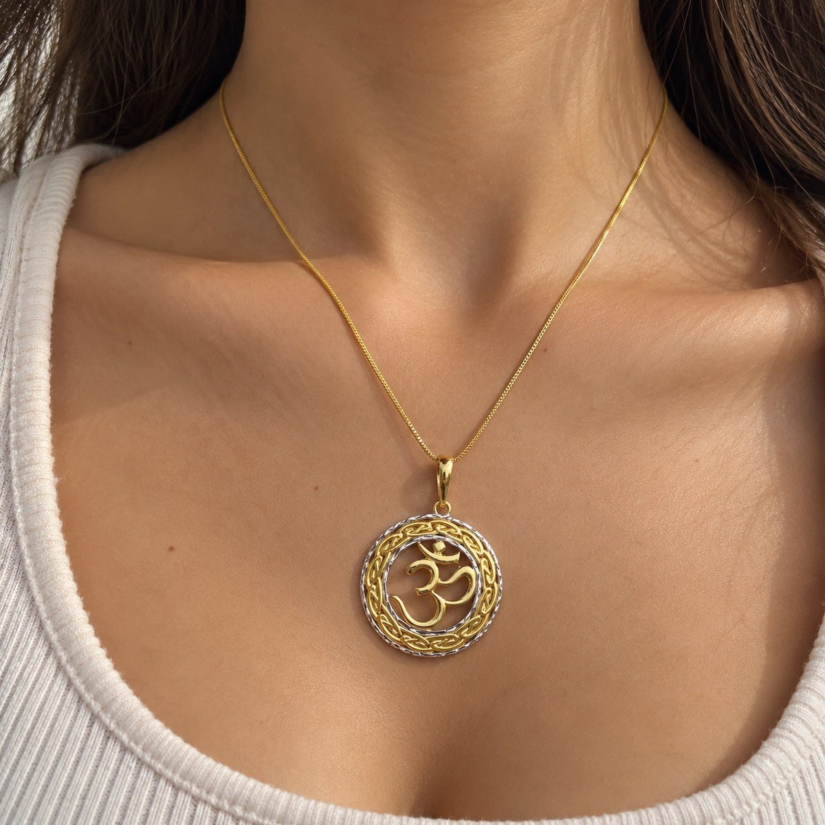 22ct Two Tone Gold Om Pendant Round Knot Border Diamond Cut Rim
