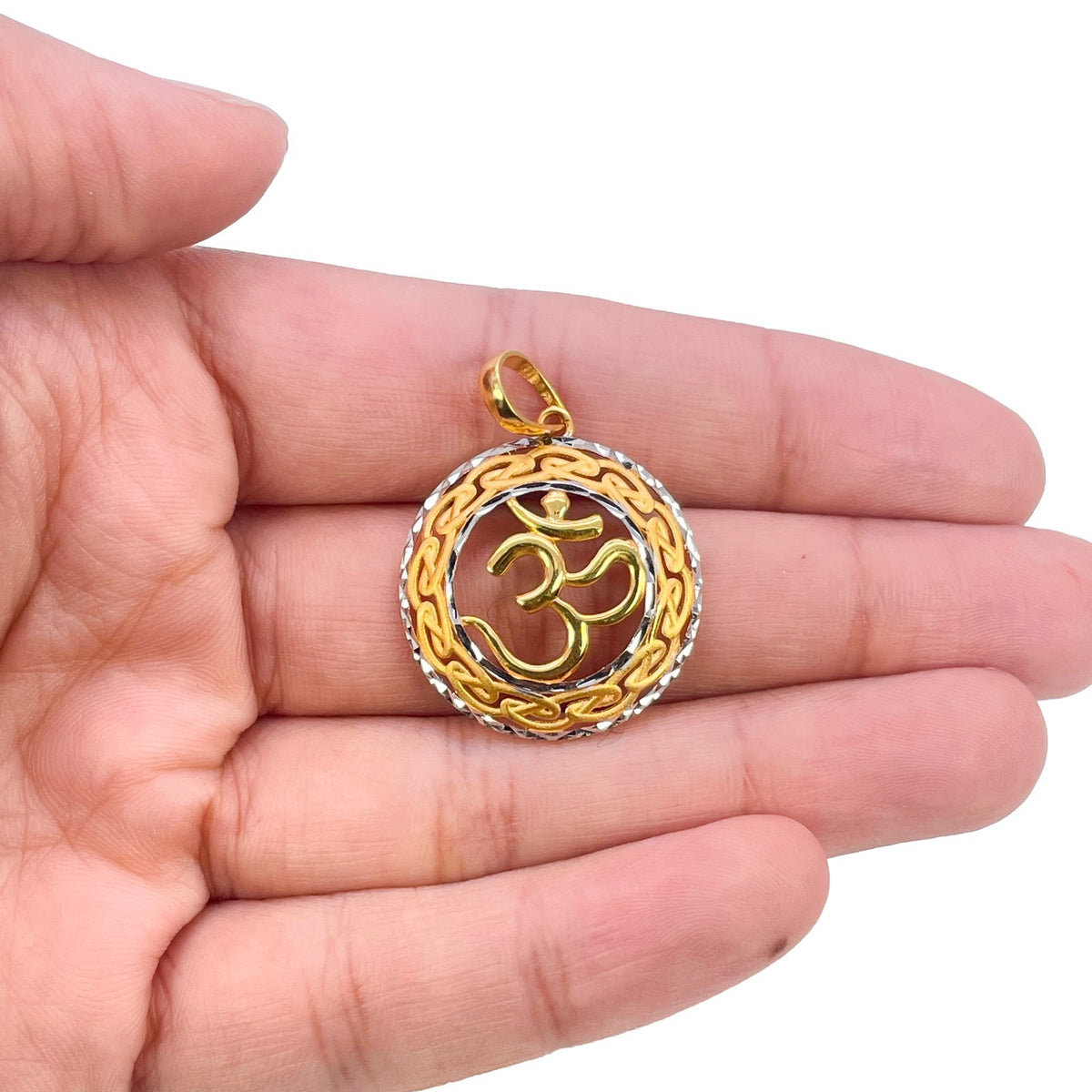 22ct Two Tone Gold Om Pendant Round Knot Border Diamond Cut Rim