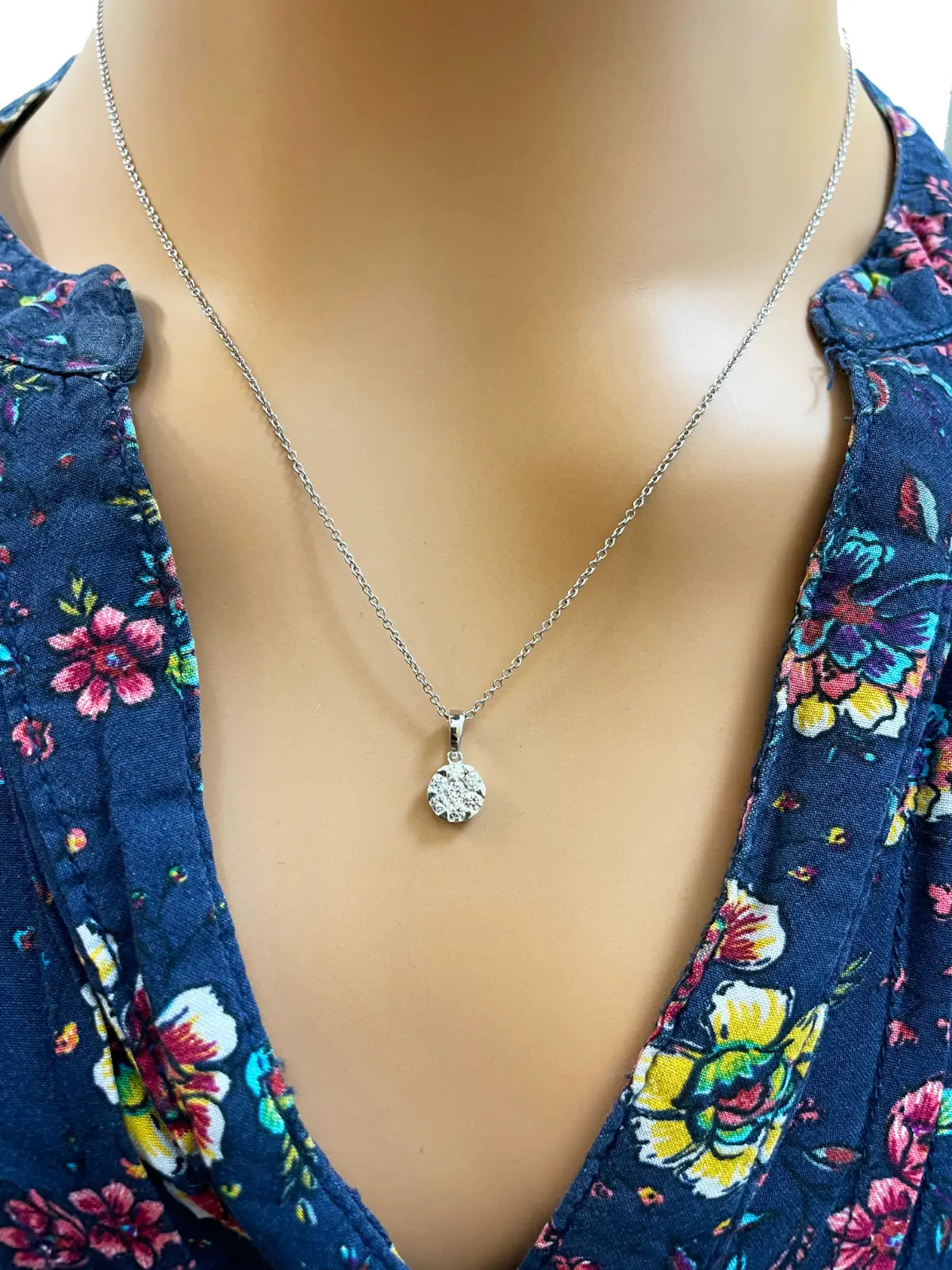 14ct White Gold Diamonds Round Pendant Necklace 0.24ct 