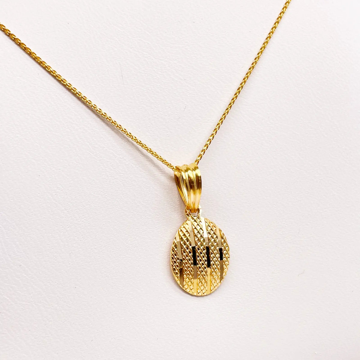 22ct Yellow Gold Diamond Cut Shiny Oval Pendant & Necklace 16''inches 